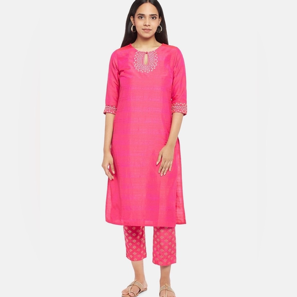 NWT RANGMANCH Women Fuchsia Floral Embroidered Kurta & Trousers Medium